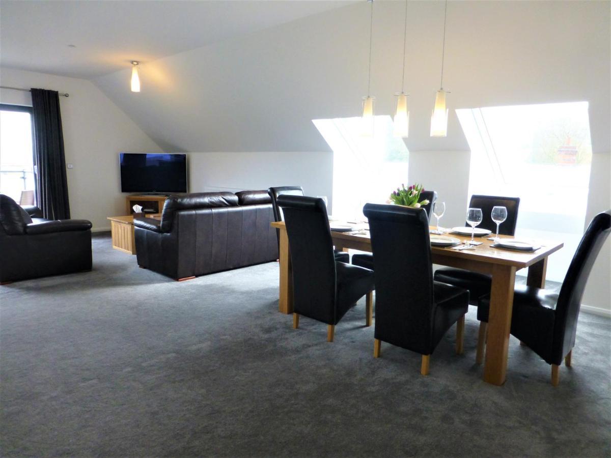 Gerycastell Luxury Holiday Apartment With Stunning Views & Ev Station Point Carmarthen Esterno foto